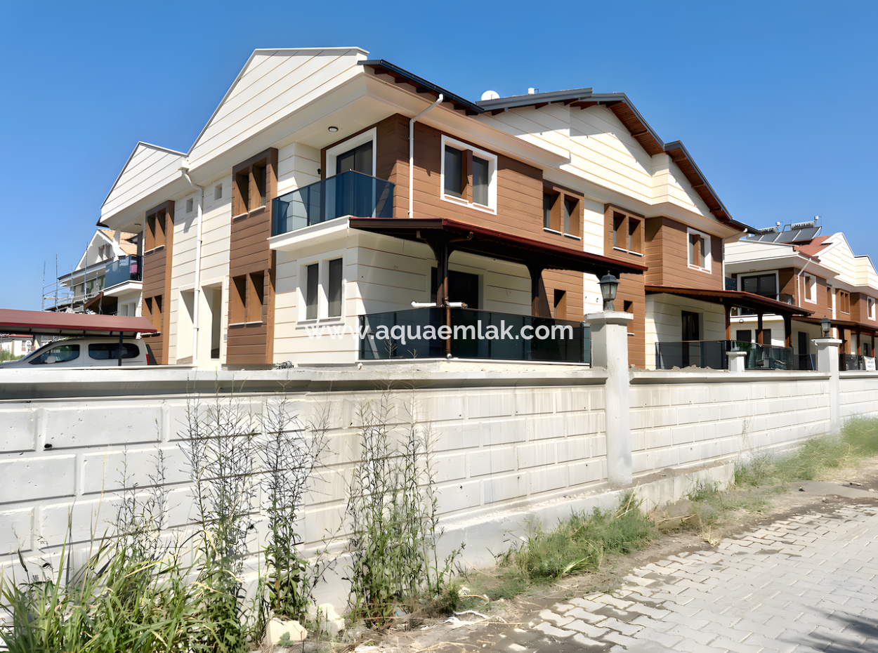 Villa Zu Verkaufen In Köyceğiz Center Mit 3 Zimmern Und 1 Wohnzimmer