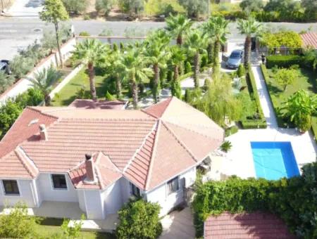 Luxury Villa With Pool In 1458 M² Plot For Sale In Köyceğiz