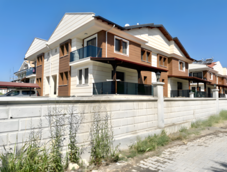 Villa For Sale In Köyceğiz Center With 3 Rooms And 1 Living Room